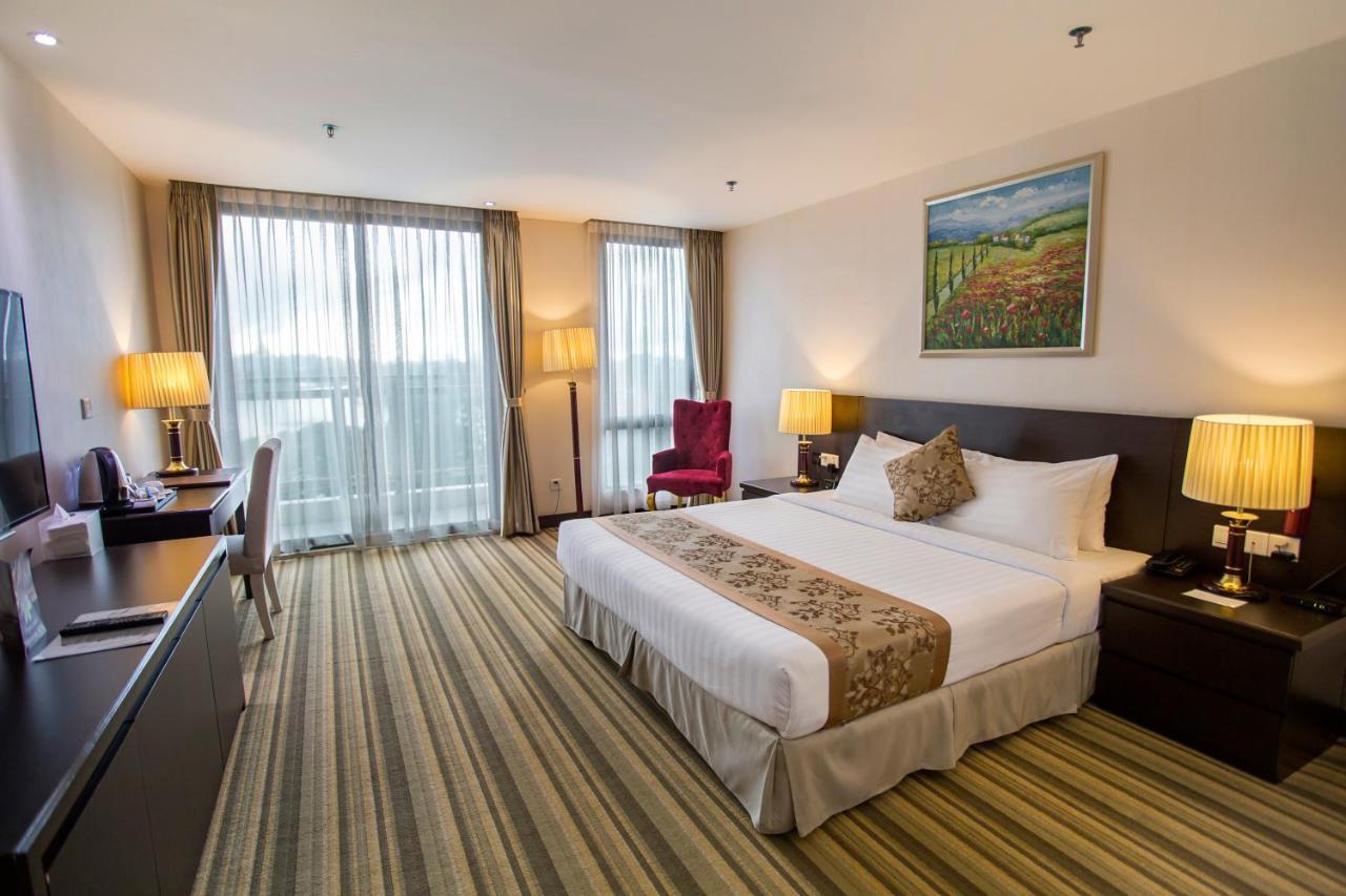 Esperado Lake View Hotel Yangon Exterior foto