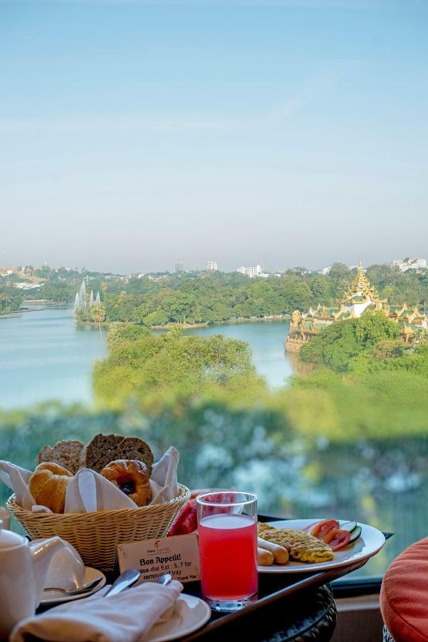 Esperado Lake View Hotel Yangon Exterior foto